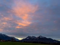 Leuchtende Federwolken am Morgen über dem Priental Einschnitt